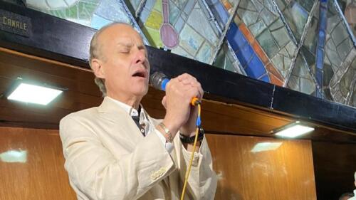 Rubén Cerda despide a su amada esposa cantándole el Ave María