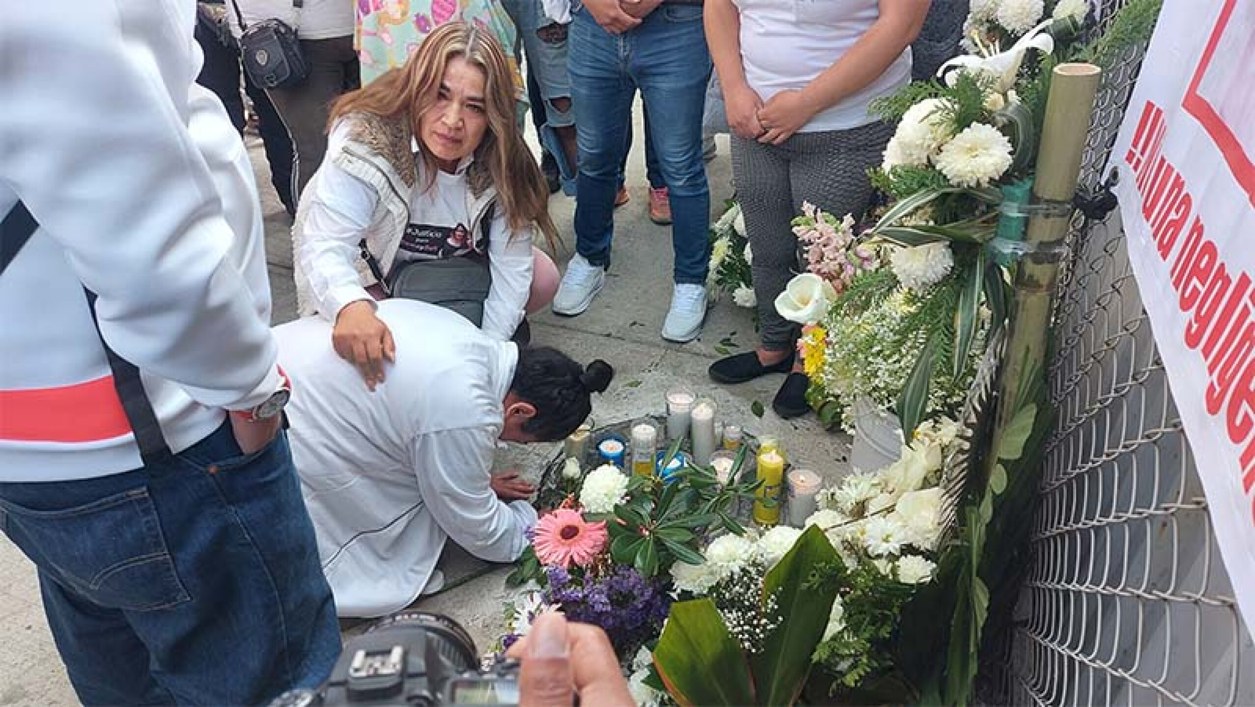 Los familiares dejaron flores y veladores en el lugar donde perdieron la vida las hermanas Esmeralda y Sofía