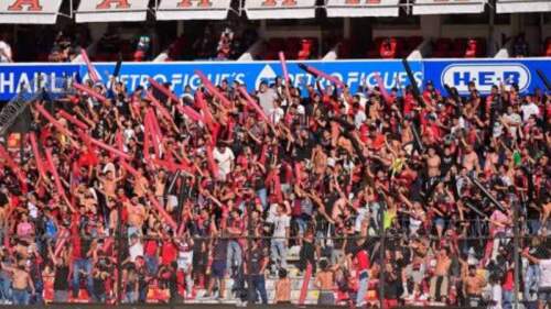 Mujer busca a niño que le prestó su playera para salir de La Corregidora