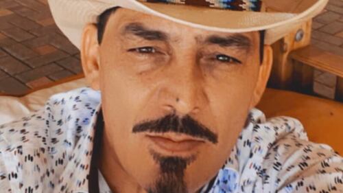 Captan a José Manuel Figueroa muy acaramelado con una chica en un elevador