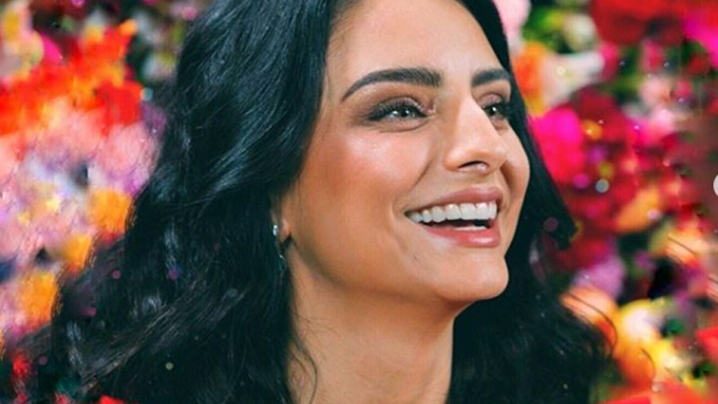 Aislinn Derbez muestra sus bub1s por una buena causa