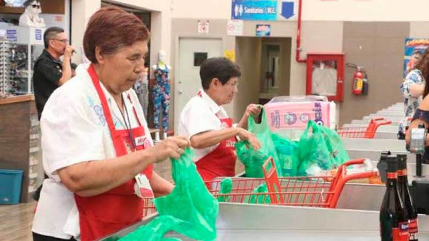 Walmart no renueva contrato con empacadores de la tercera edad