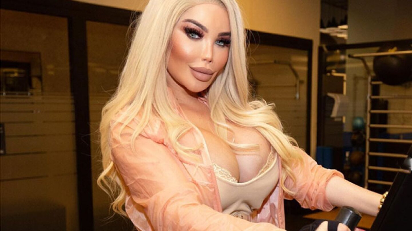 La Barbie humana se ejercita en el gimnasio y la critican