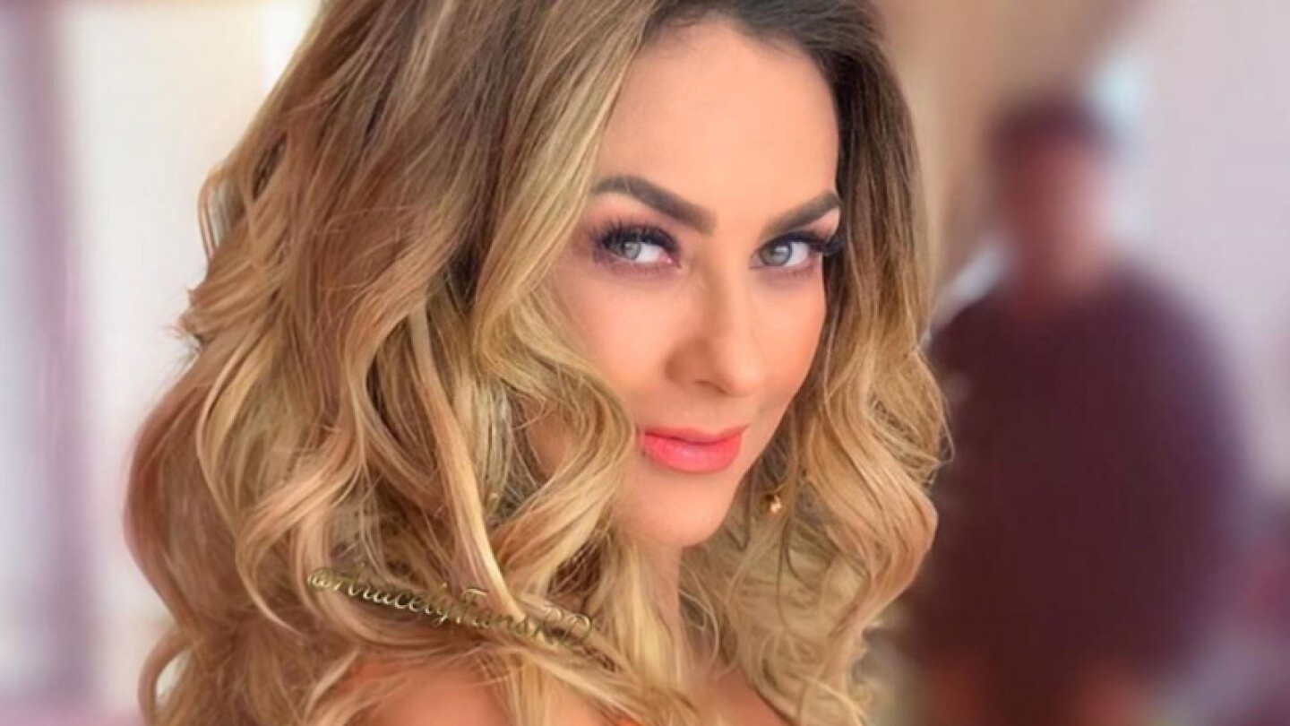 Aracely Arámbula deslumbra con su figura en la playa