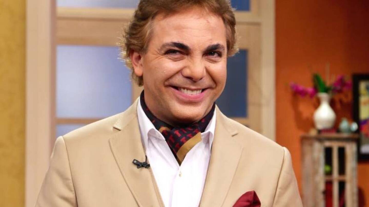 Cristian Castro presenta a su novia