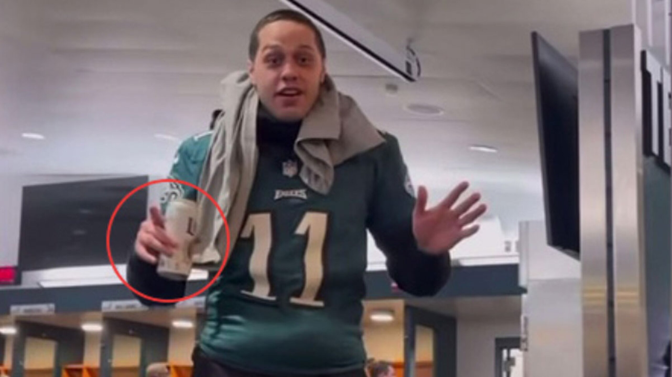 Pete Davidson con cerveza