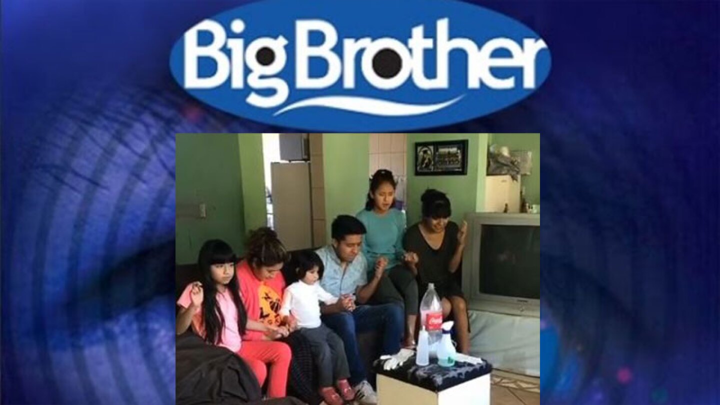 Familia organizada para el Tik Tok.