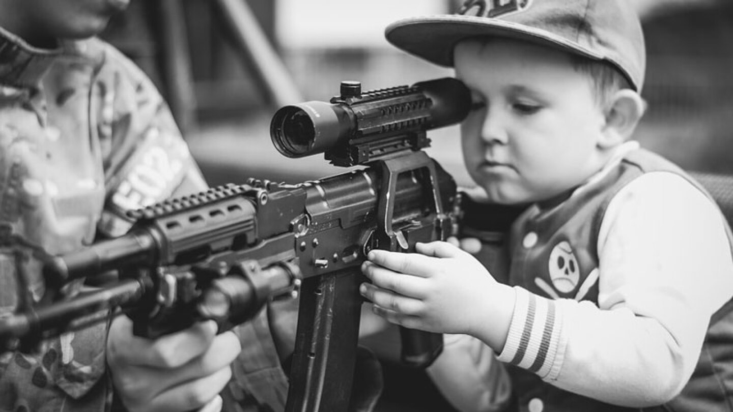 Niños en Tepito son captados jugando a ser sicarios.