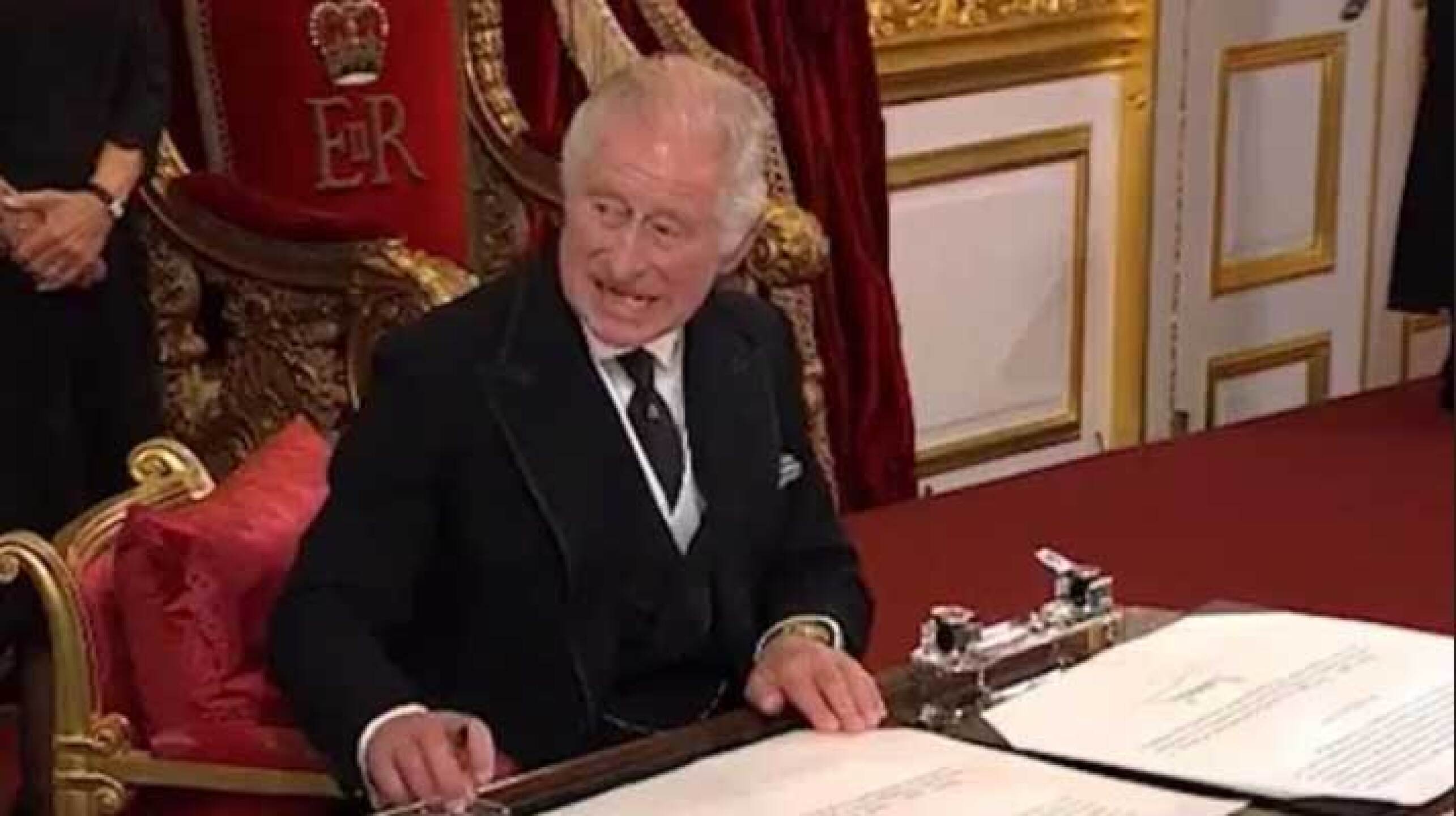 Este fue el gesto del Rey Carlos III, el cual generó controversia en redes