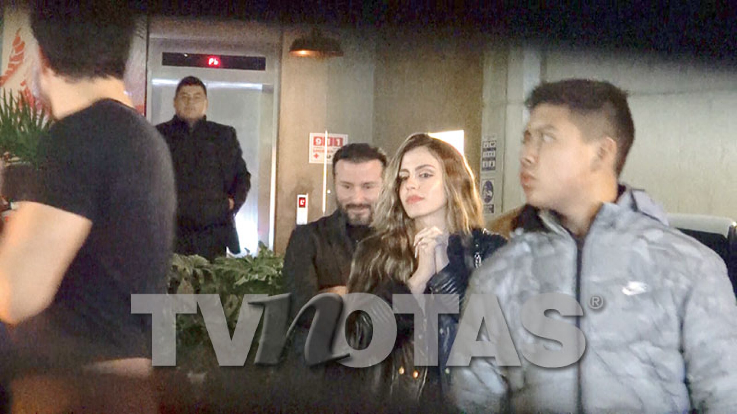 Lo notamos algo distante de la joven, quien nos aseguran es su pareja, pues ni de la mano se tomaron