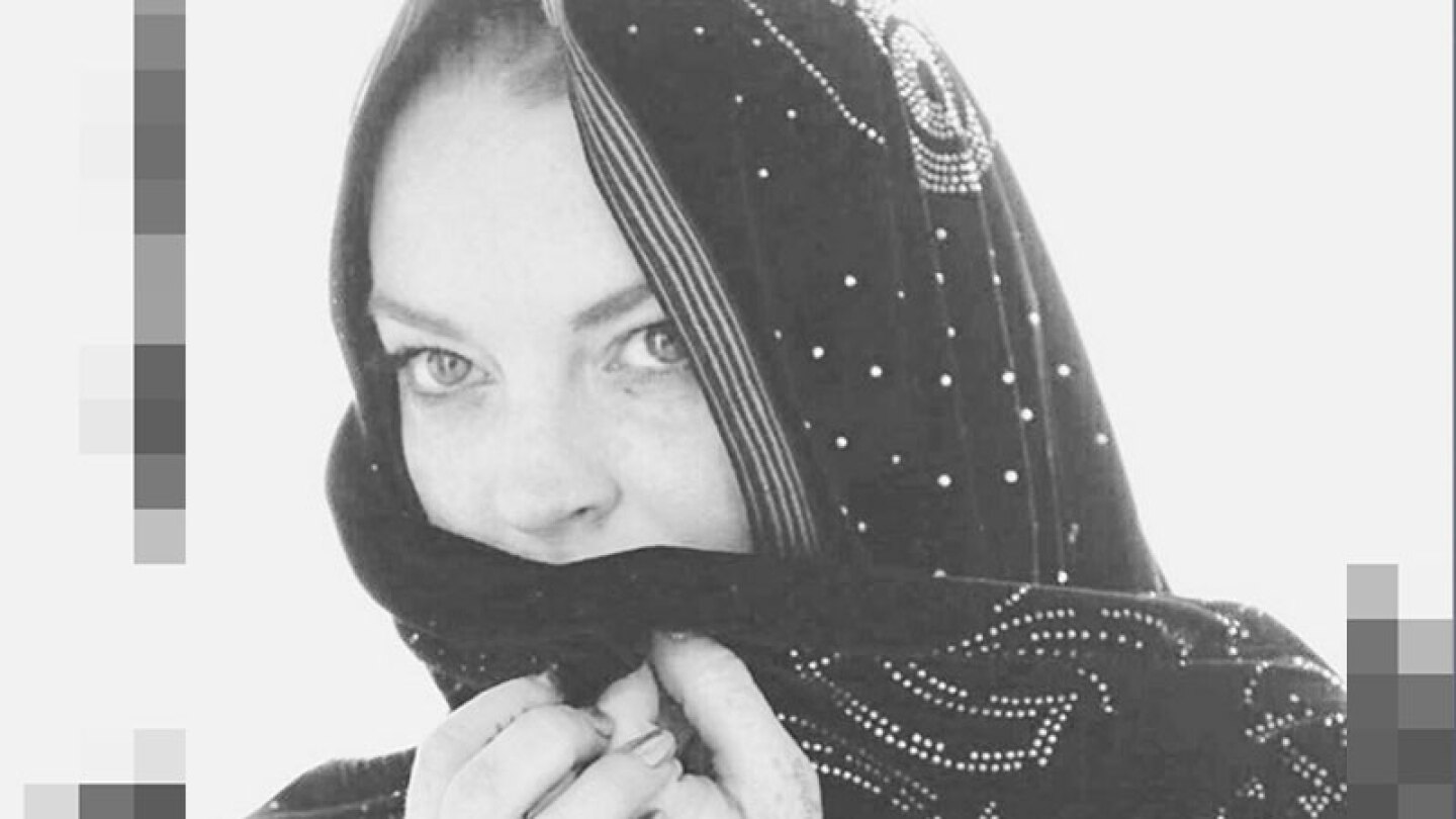 Lindsay Lohan esconde sus curvas en la playa con un burkini