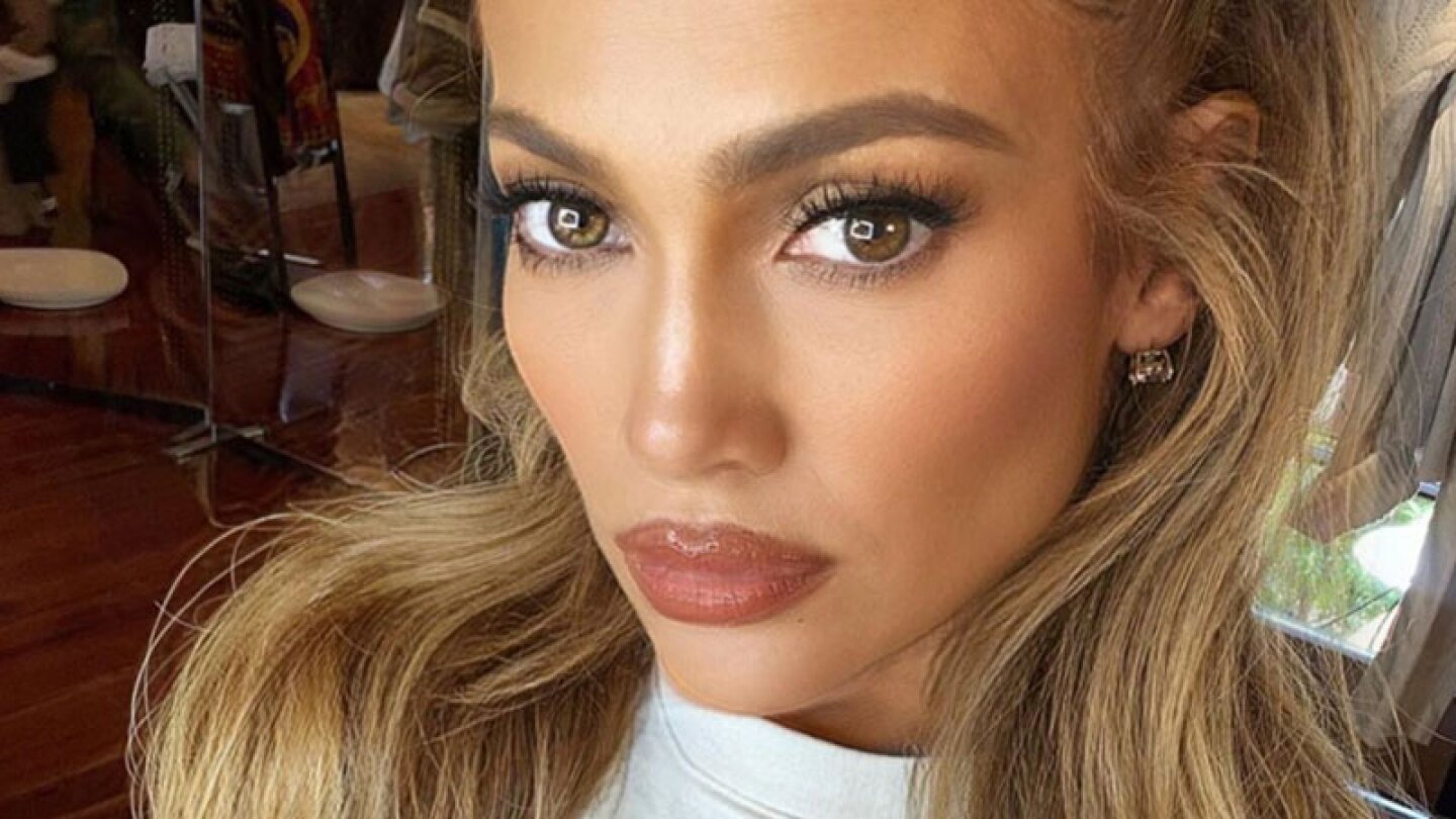 Jennifer Lopez luce ajustado vestido transparente