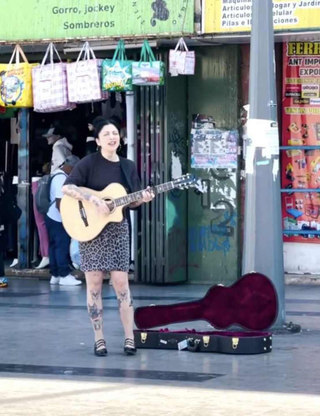 Mon Laferte sorprende a fans con show en plena calle y ¡nadie la reconoce!