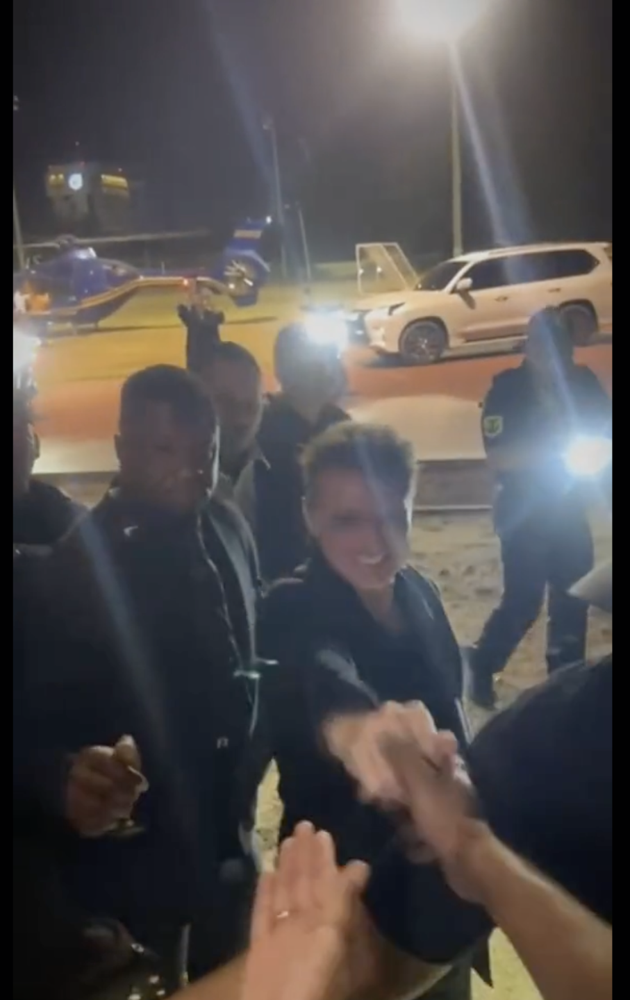 Luis Miguel saluda a sus fanáticos