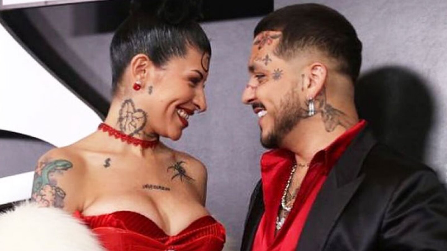 Cazzu y Nodal posan enamorados en alfombra roja de los Latin Grammy