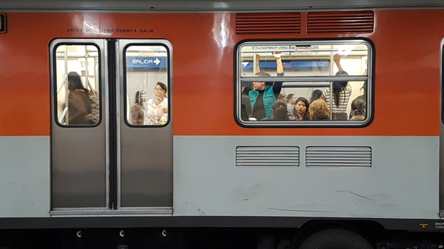 mujer garrafon cabeza metro