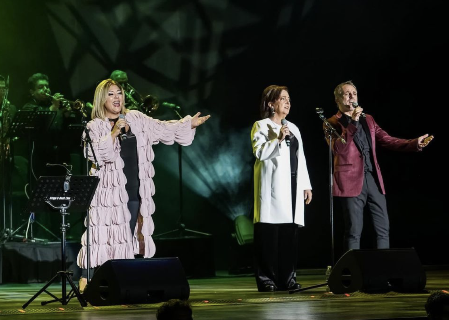 Mocedades en el Auditorio Nacional cantando