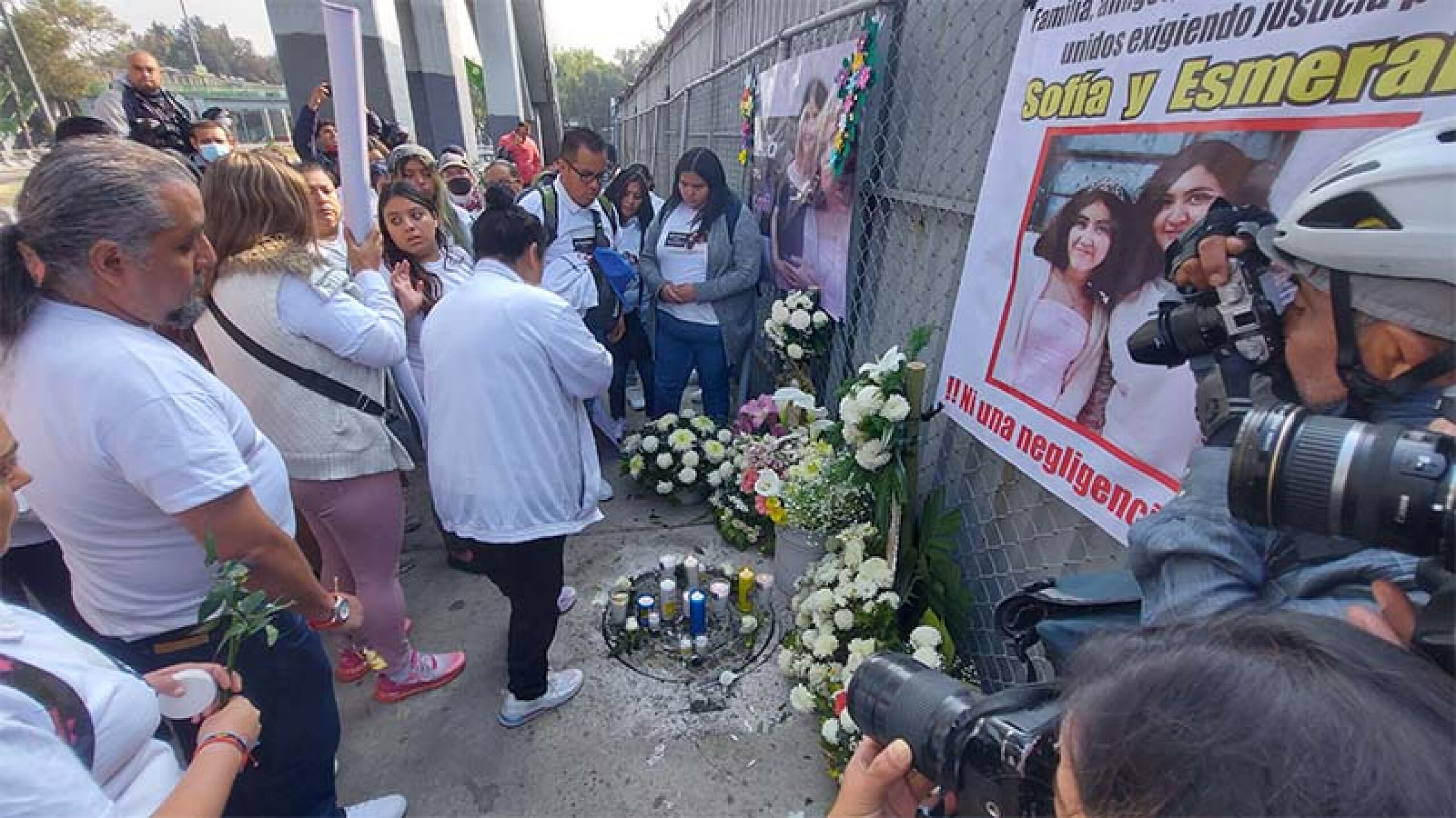 Los familiares dejaron flores y veladores en el lugar donde perdieron la vida las hermanas Esmeralda y Sofía