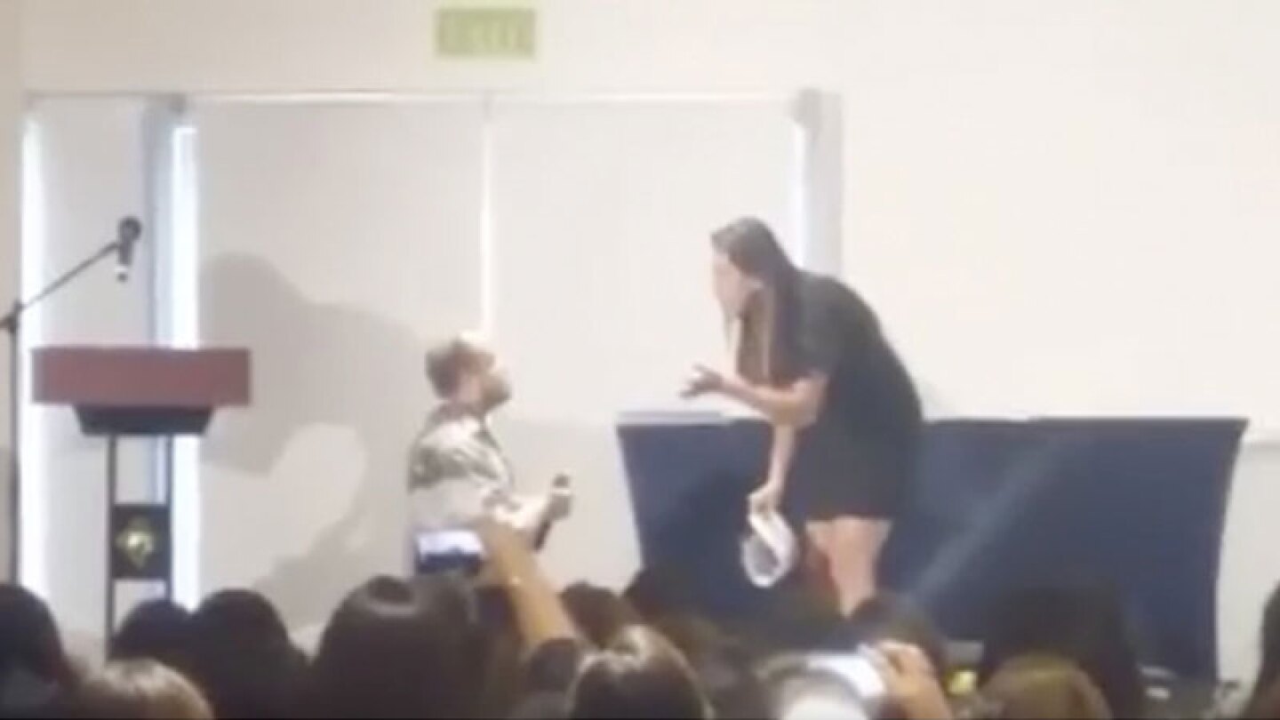 Viralizan fallida propuesta de matrimonio en plena graduación.