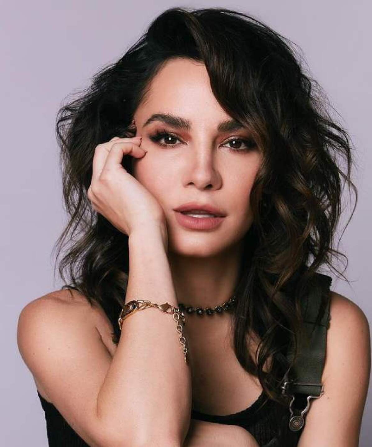 Martha Higareda posando seriamente para sus redes sociales