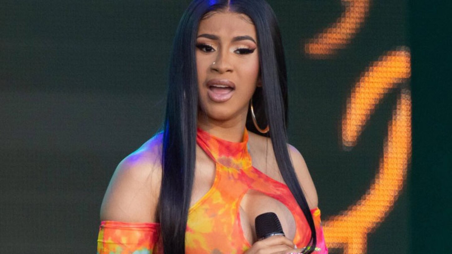 La cantante dio a conocer su nueva cirugía estética y algo más: "No puedo nadar, así que compré estas t3t4s".