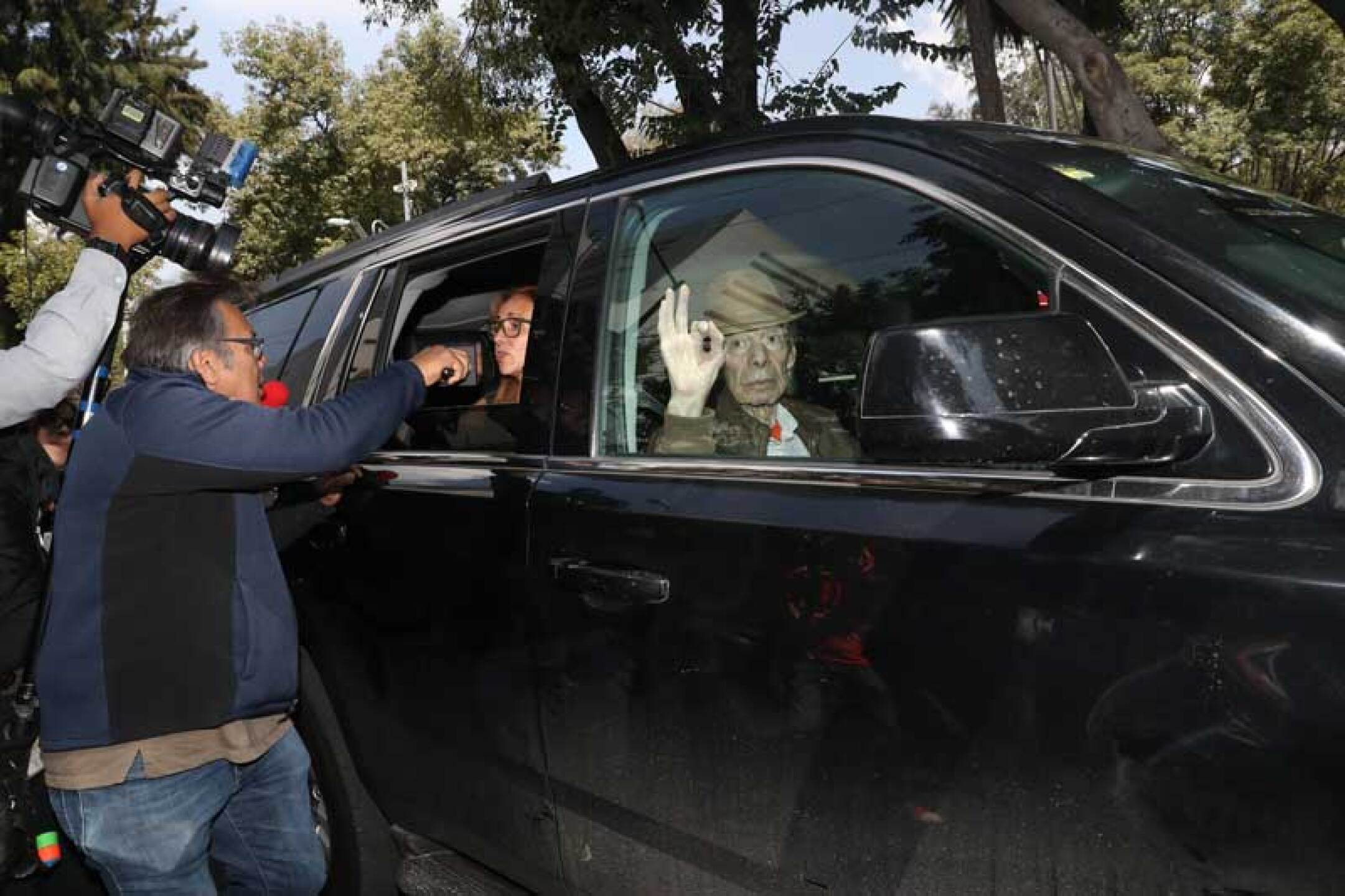 Aquí mandó saludos a la prensa en general. 