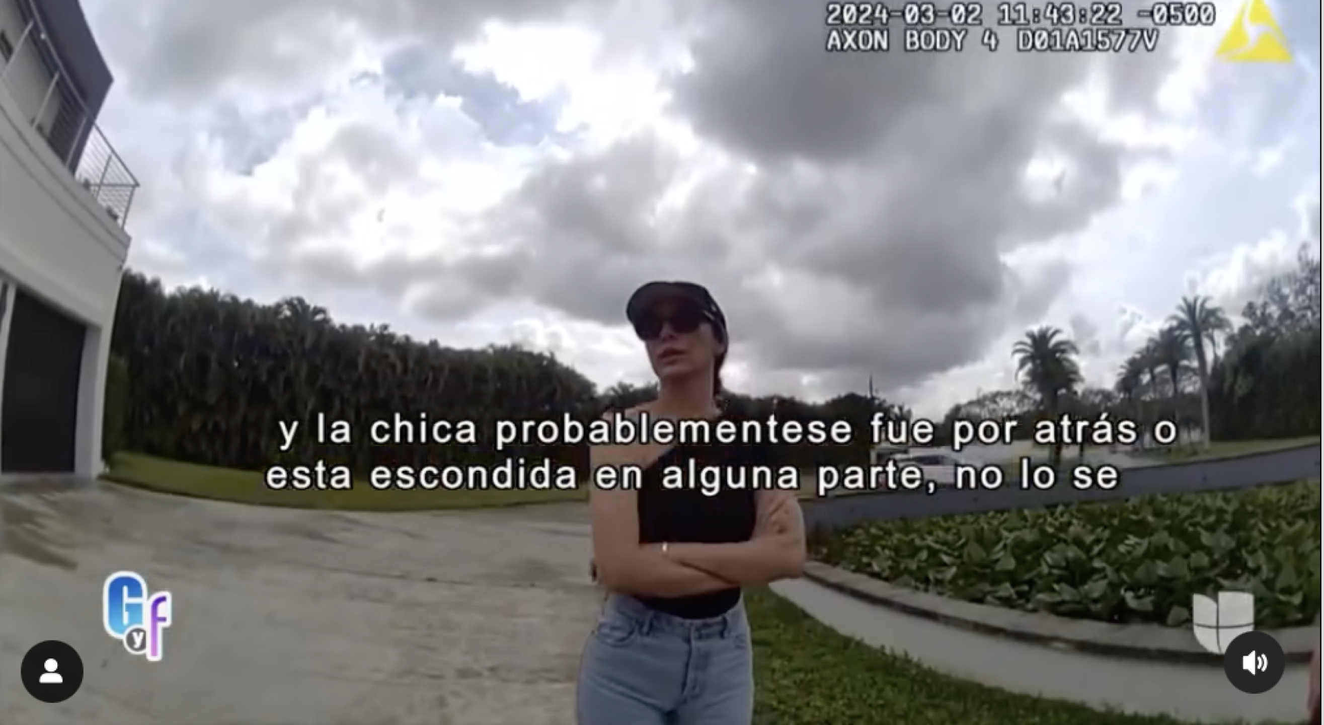 Elizabeth Gutiérrez afuera de casa con William Levy