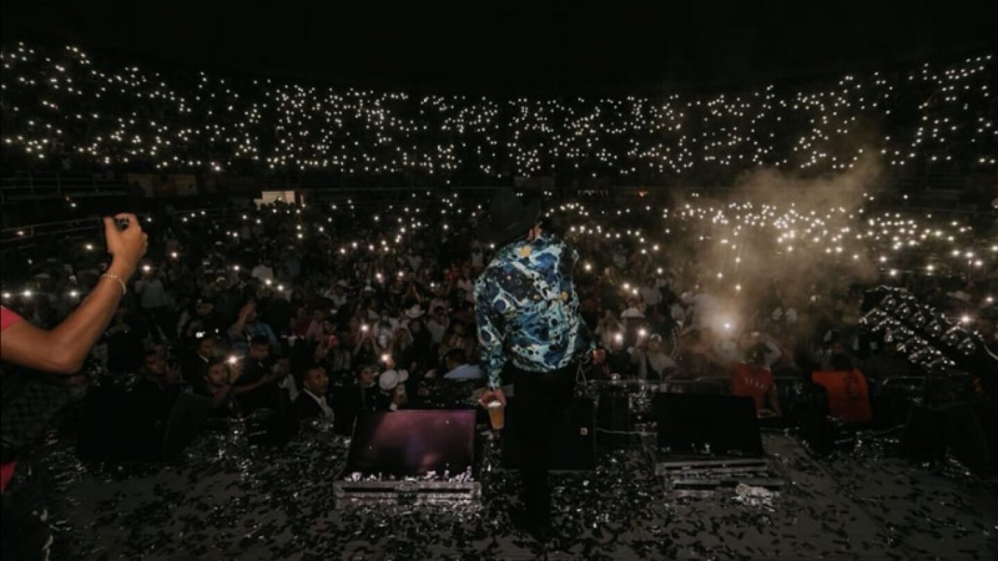 Luis R Conriquez sorprendió a su novia con increíbles regalos