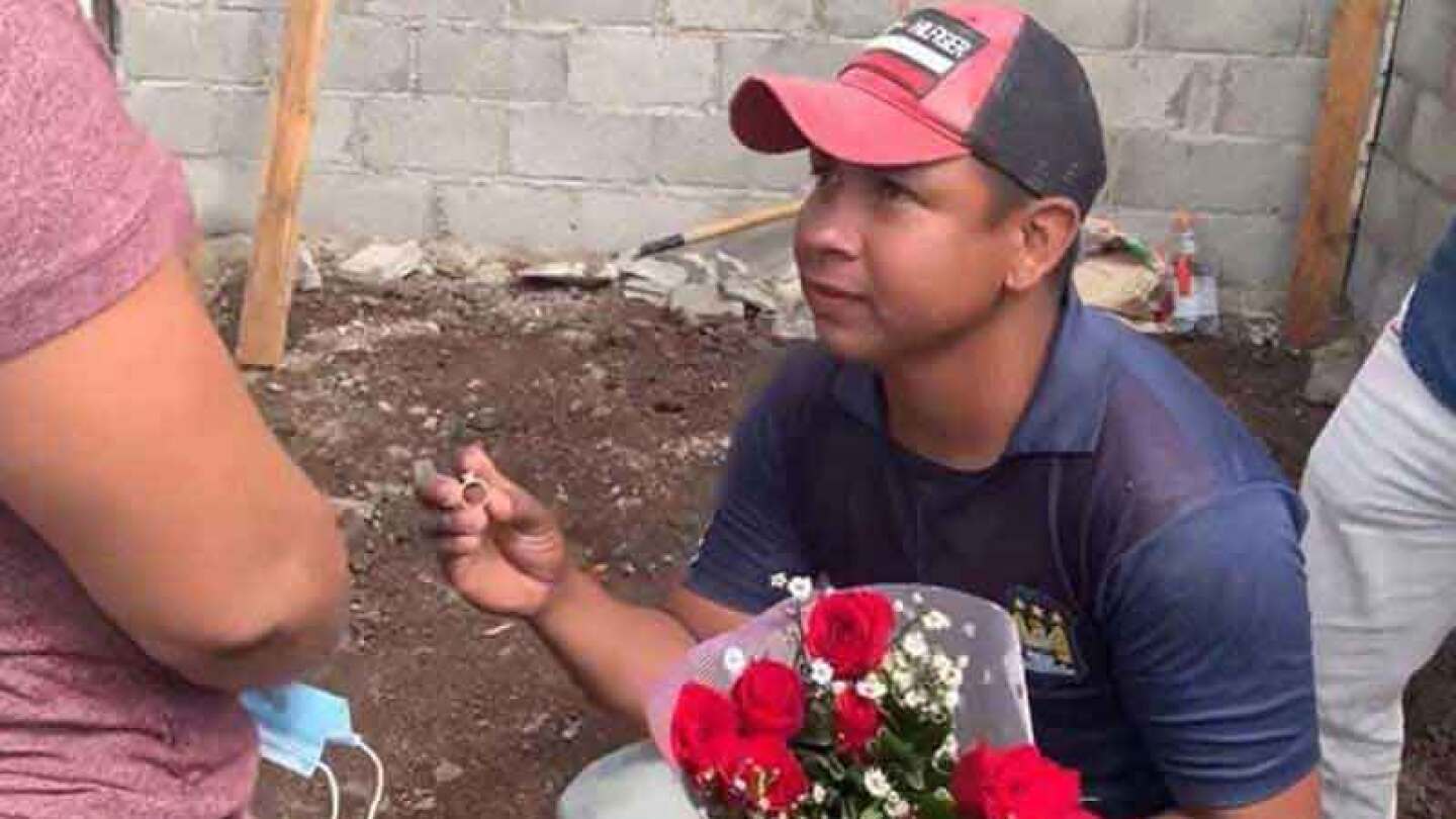 Albañil pide matrimonio en plena obra y con mariachis