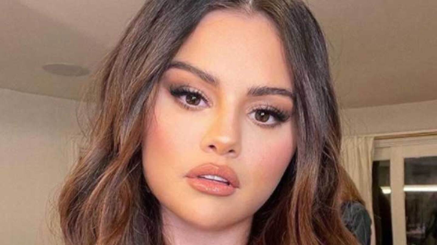 Selena Gomez confiesa cuánto le afectó usar maquillaje desde los 7 años