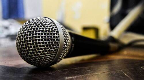 El equipo de producción tuvo que intervenir para separar al agresor de la conductora.