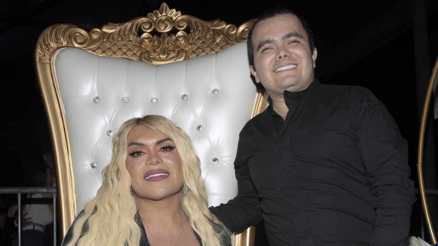 Wendy Guevara y el Dr. Gama Román en el octavo aniversario de sus clínicas estéticas