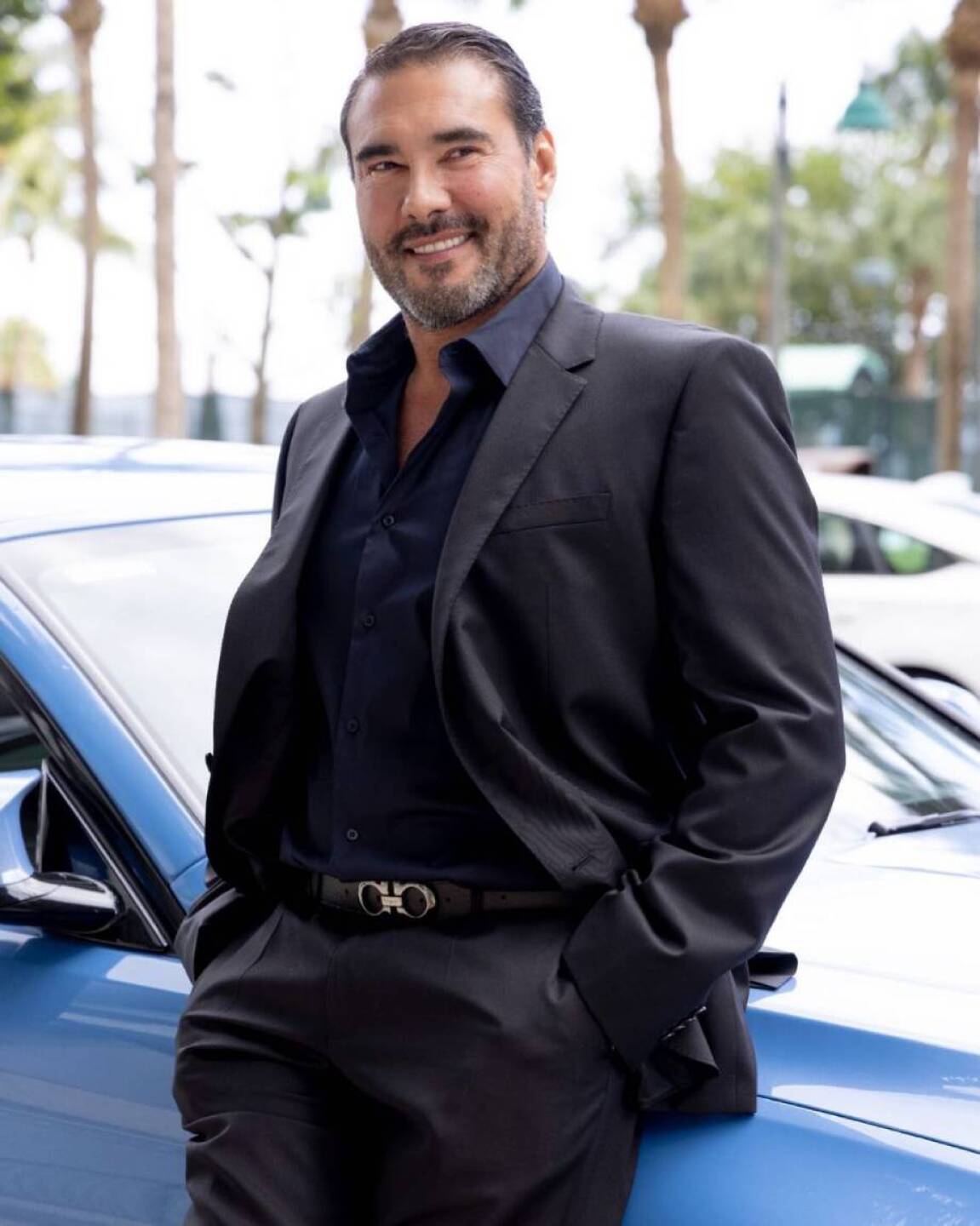 Eduardo Yañez de traje negro posando para redes sociales 2023