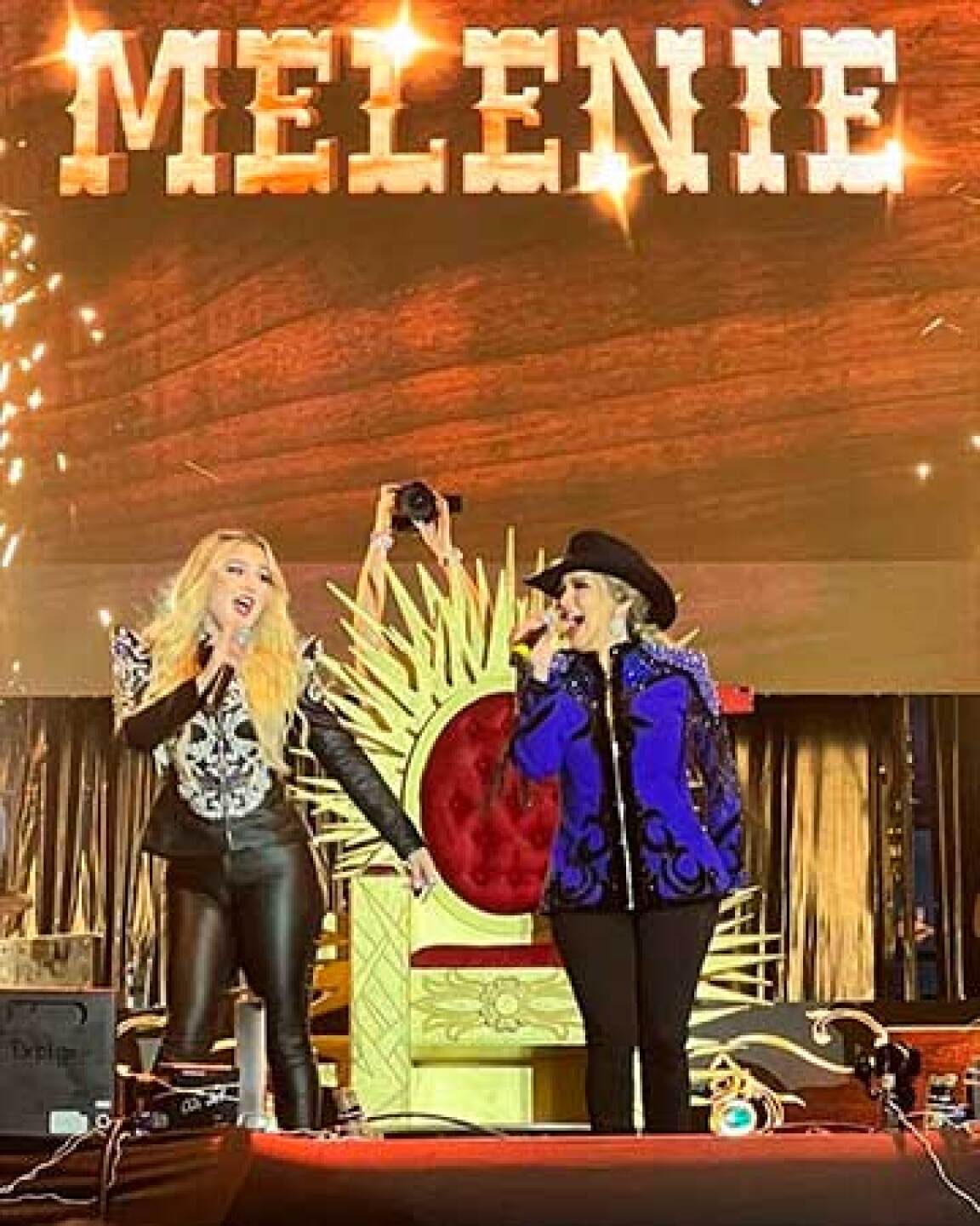 Uno de los más emocionados en el público fue Arturo Carmona, papá de Melenie