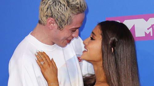 Estaba comprometida con Pete Davidson y acaban de confirmar la triste noticia.
