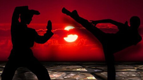 Ladrón recibe tremenda golpiza cuando intentó robar a una joven que resultó luchadora.