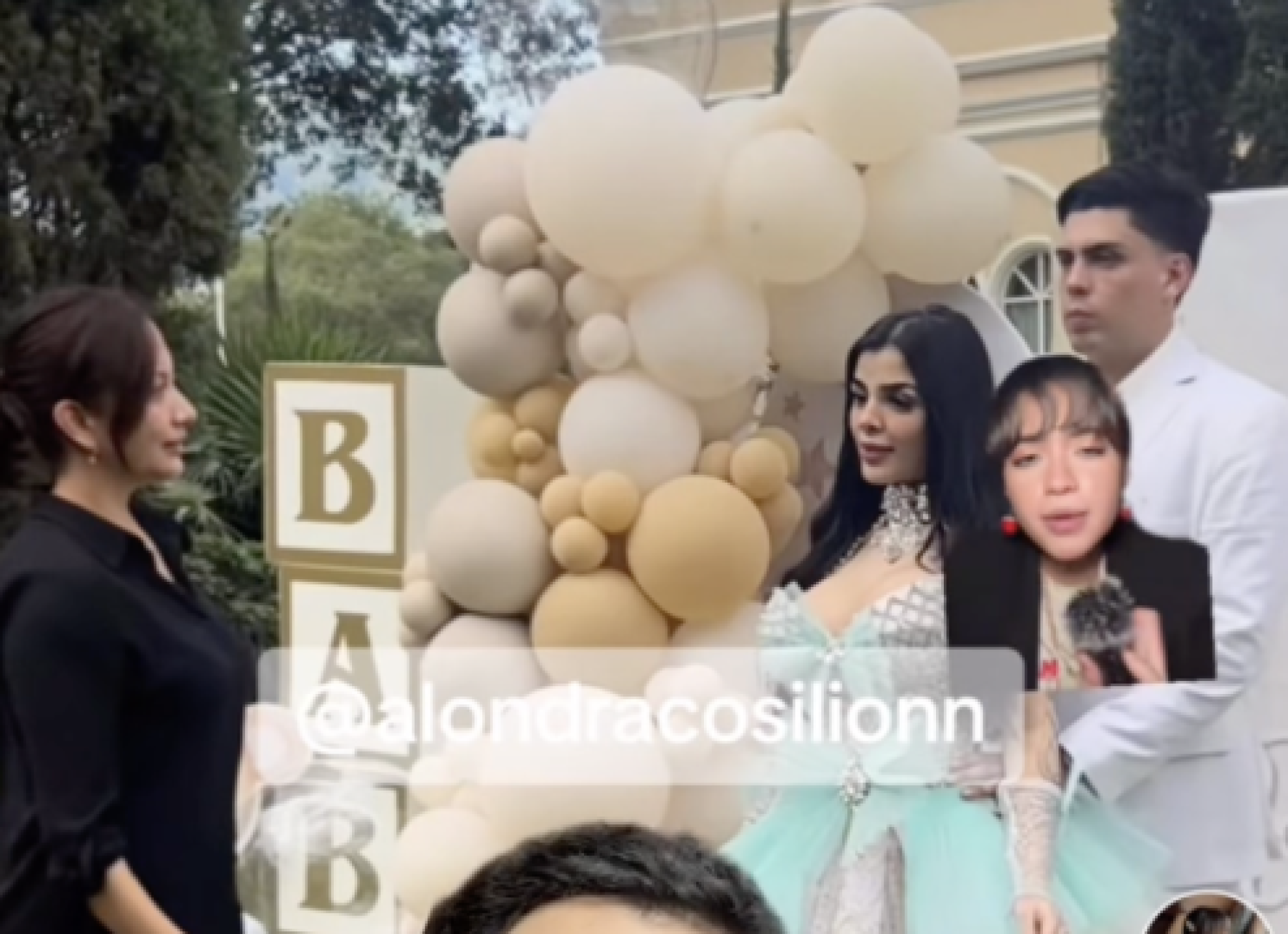 Karely Ruiz y su esposo