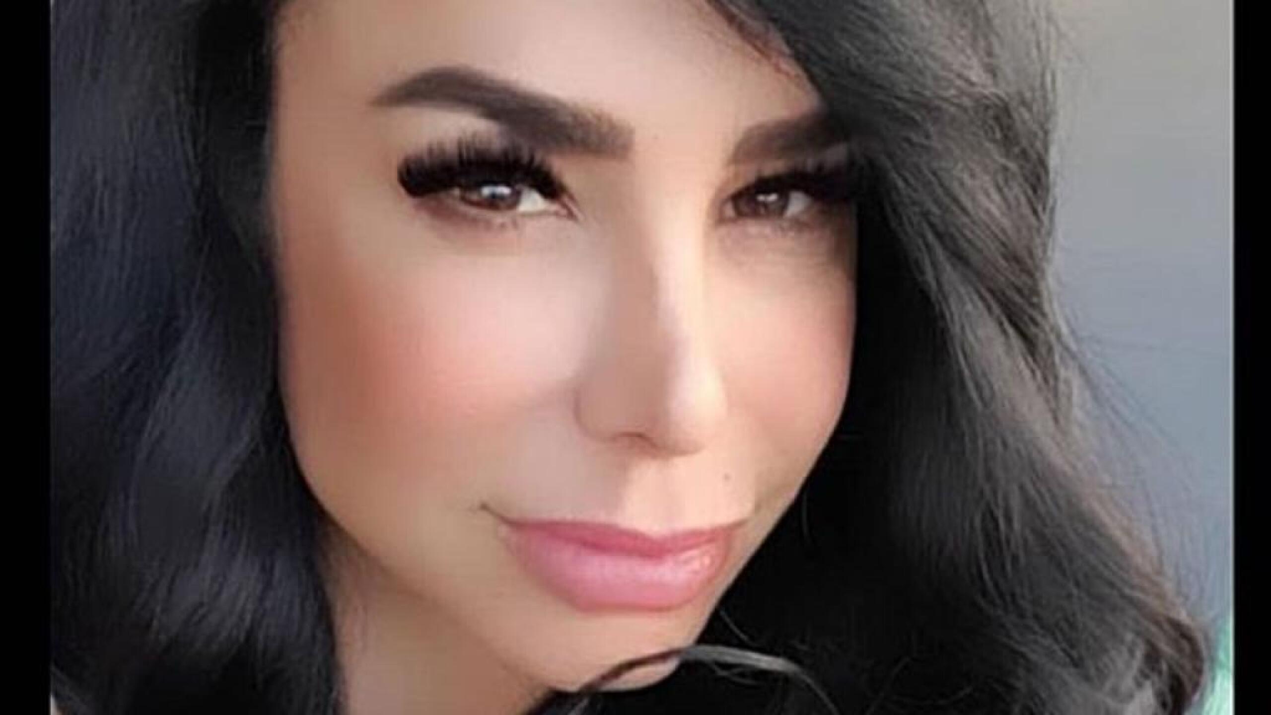 Lis Vega movió sus glúteos al ritmo de la música.