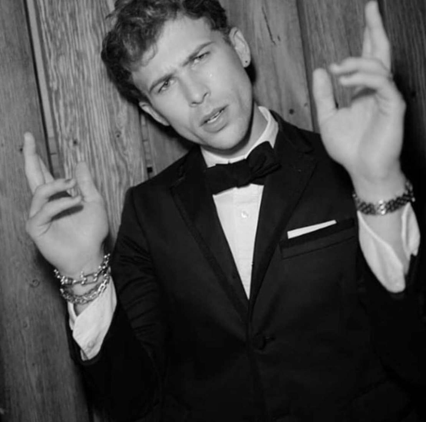 Tommy Dorfman de 13 Reasons Why se compromete con una mujer