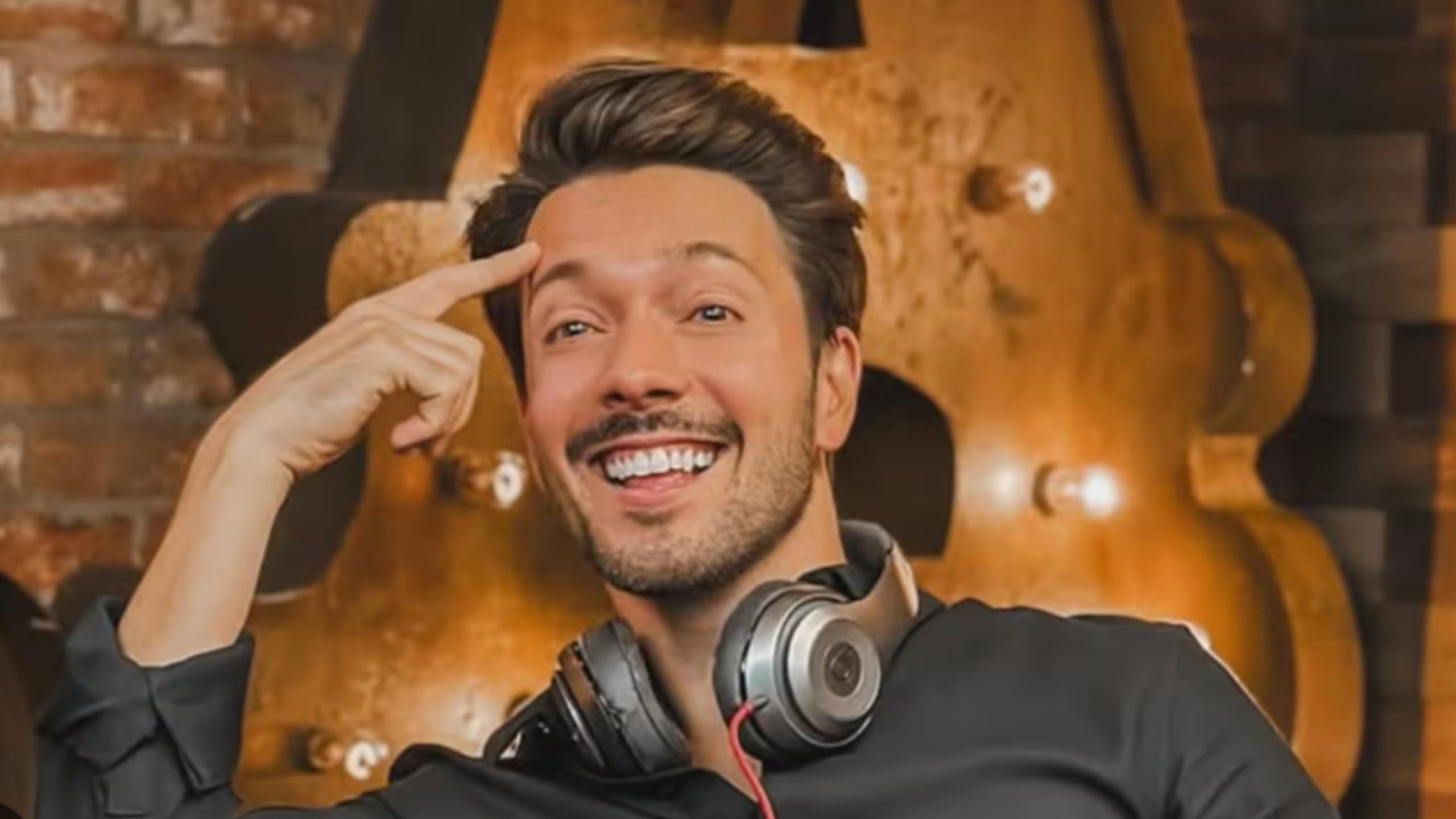 Roger González, actor y conductor mexicano