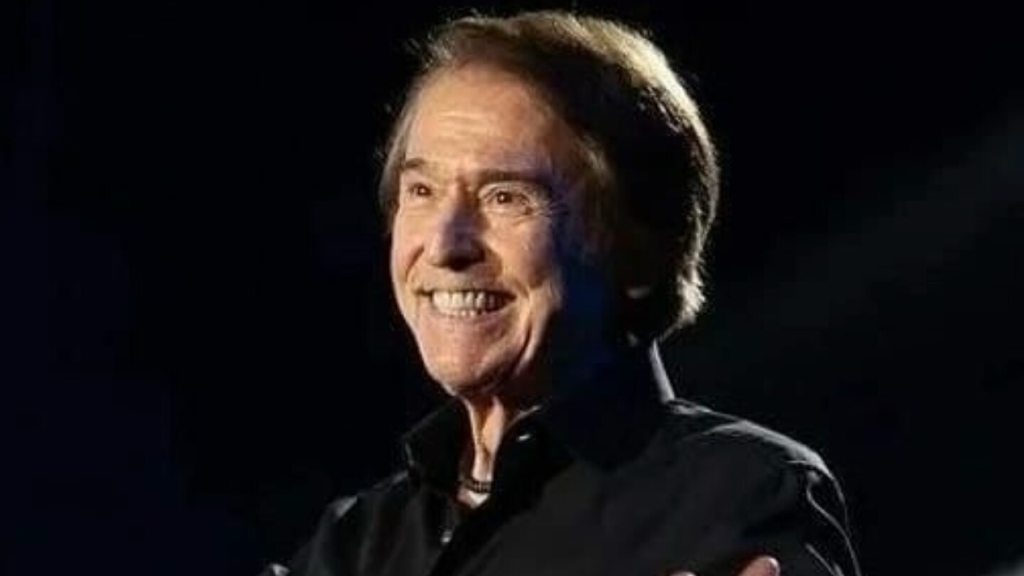 Raphael sigue hospitalizado