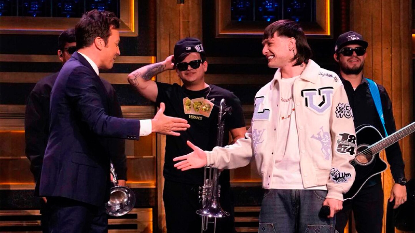 Peso Pluma se presenta en The Tonight Show de Jimmy Fallon