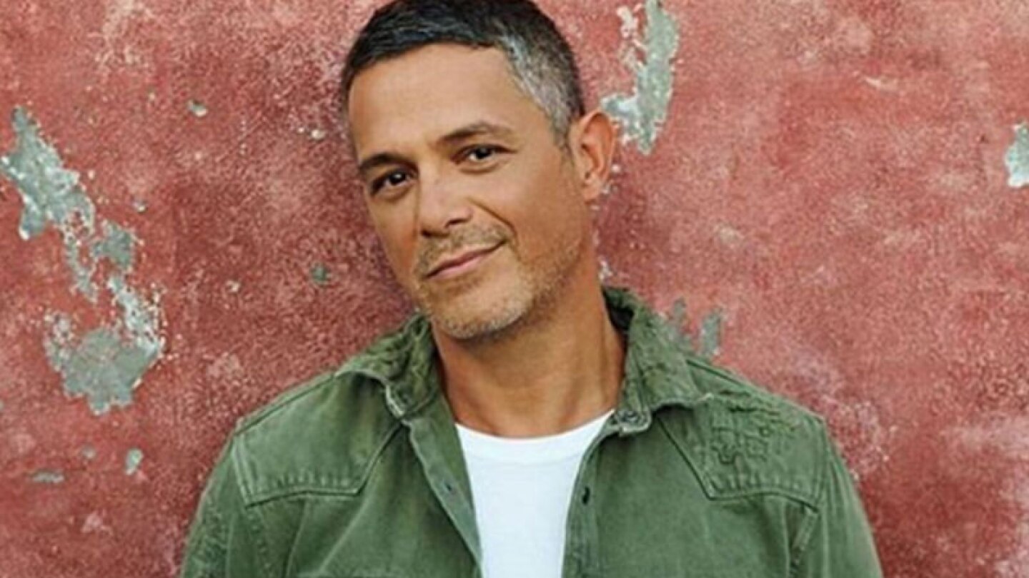 Alejandro Sanz anuncia que padece neumonía