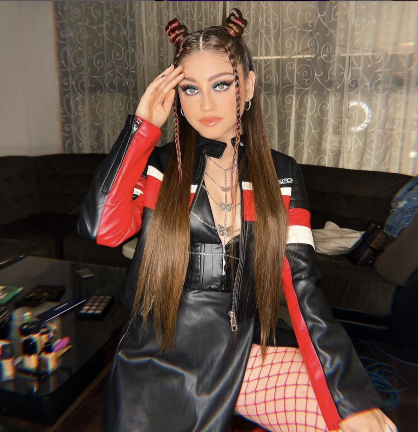 Karol Sevilla vestida de negro