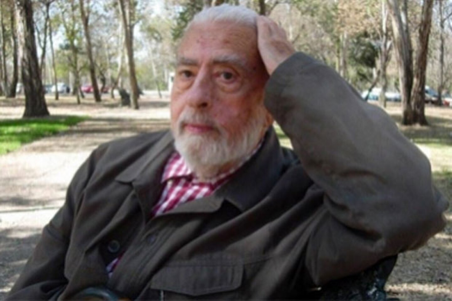 Deniz escribió libros que son considerados entrañables y canónicos. Algunos de ellos son su primer poemario: Adrede, publicado cuando tenía 35 años de edad.