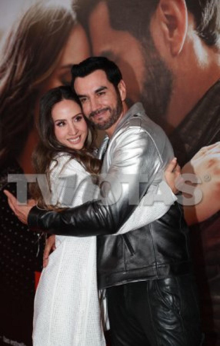 Dulce María y David Zepeda dan espectacular presentación de la telenovela Pienso en Ti