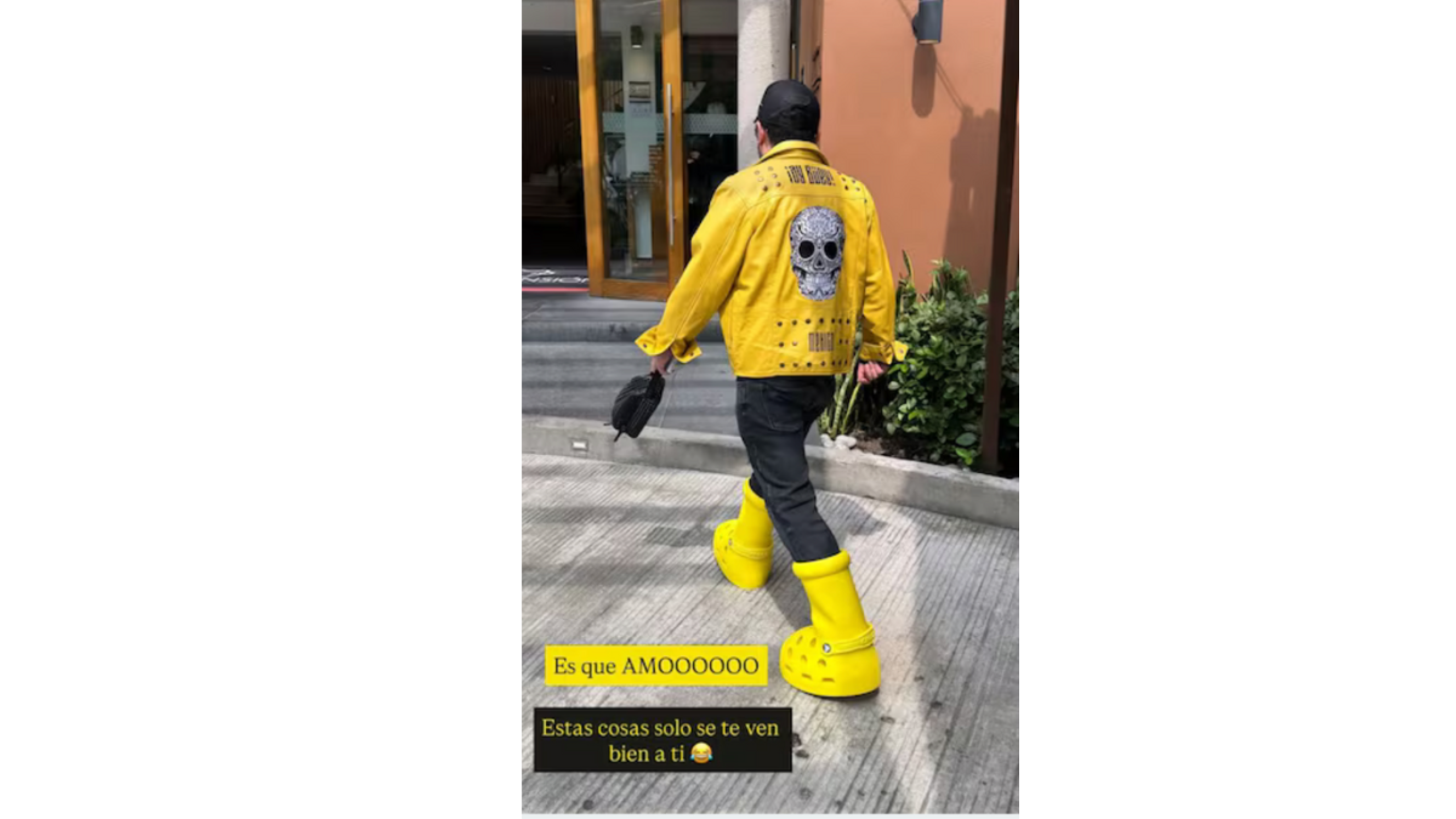 José Eduardo Derbez botas amarillas