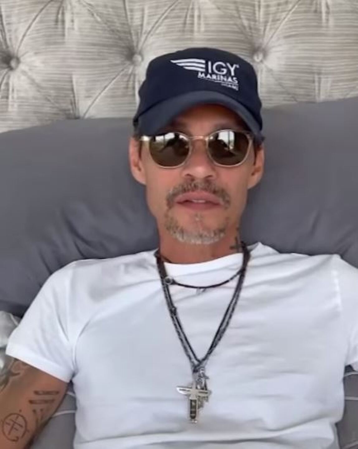 Marc Anthony reaparece en cama tras caerse de unas escaleras