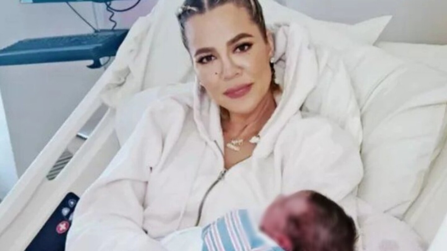 Khloé Kardashian presenta a su bebé de vientre de alquiler