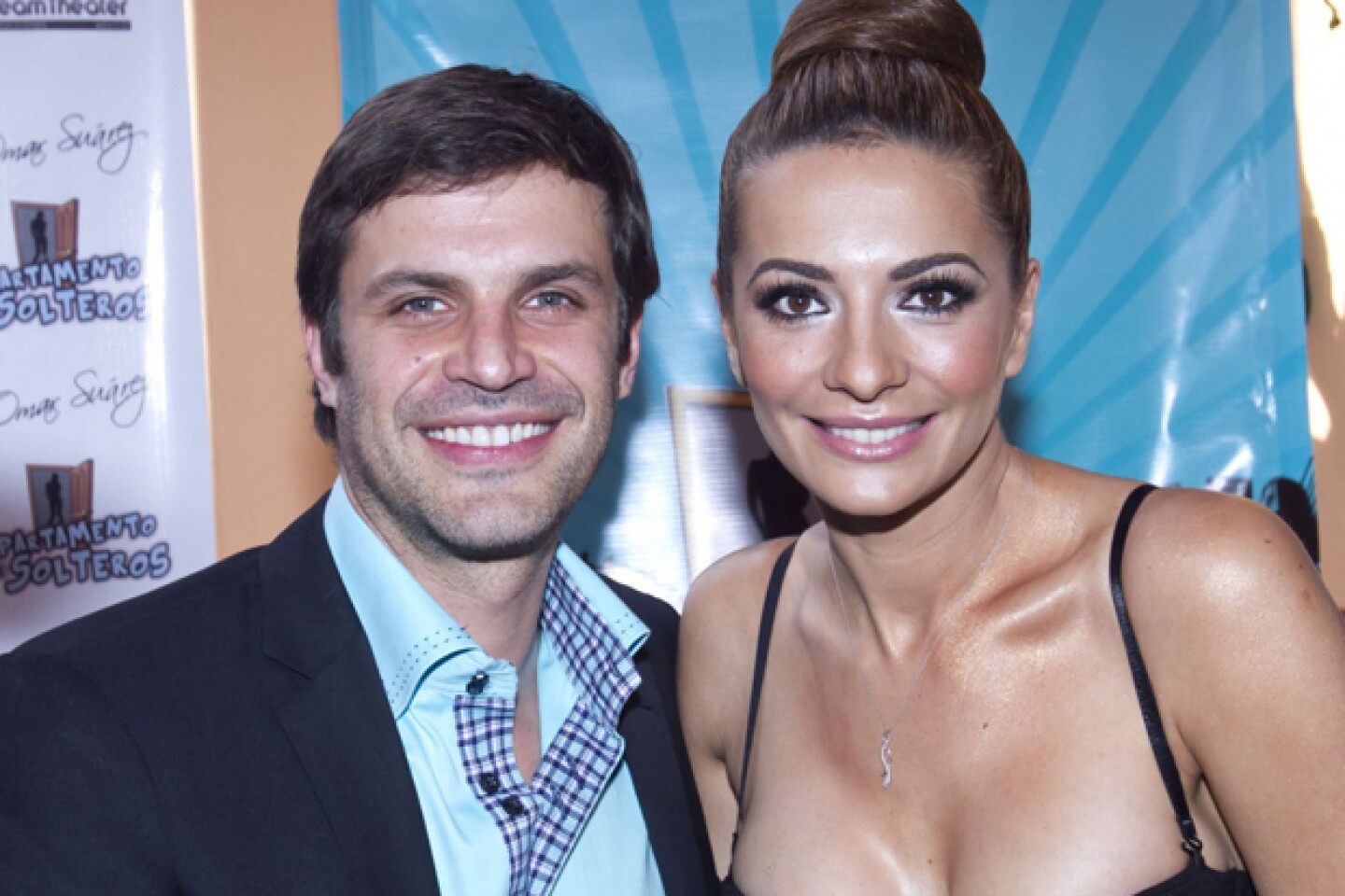 La pareja sostiene una relación amorosa.